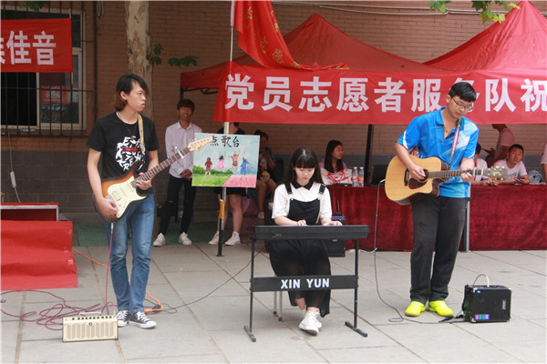 锦绣前程  踏歌远航——必赢举办教师私家车送毕业生活动