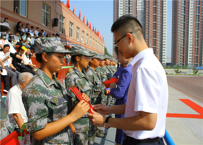 必赢举行2019级新生军训结营式暨开学典礼