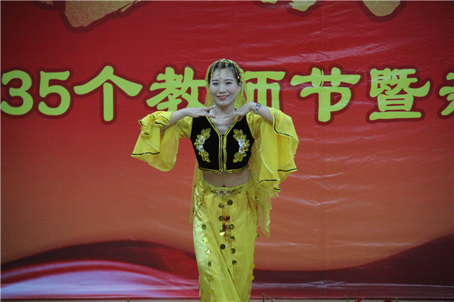 庆祝新中国七十华诞  弘扬新时代尊师风尚    必赢举办庆祝第35个教师节暨新中国成立70周年联欢会