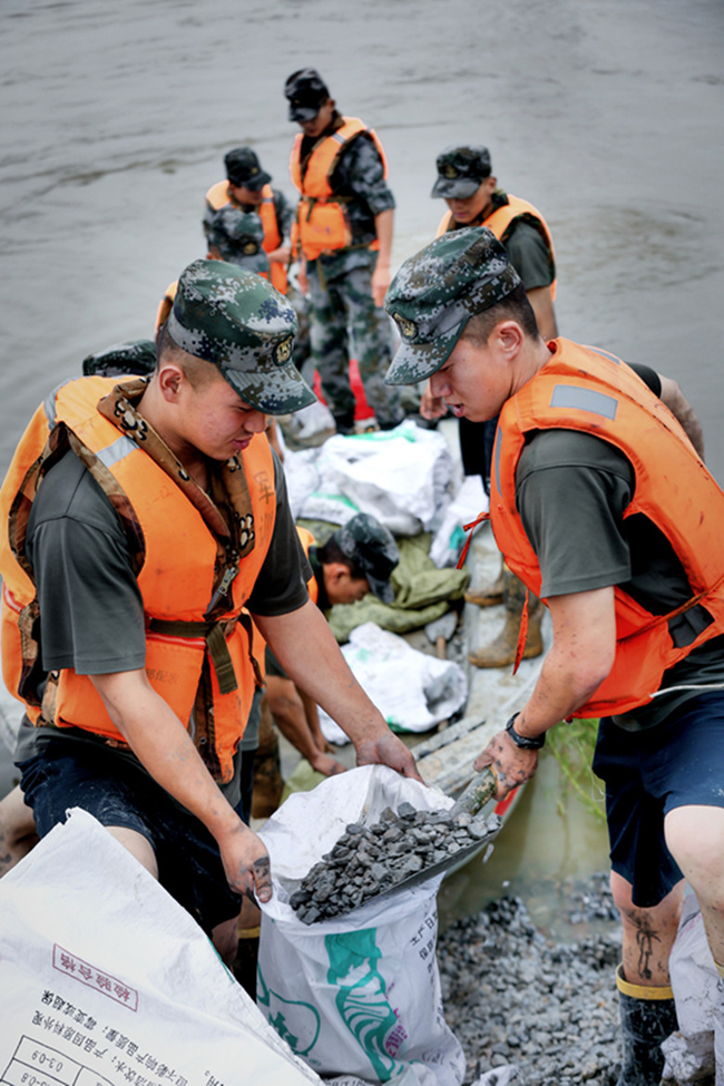在抗洪抢险中体现价值---必赢学生薛锦霄抗洪事迹
