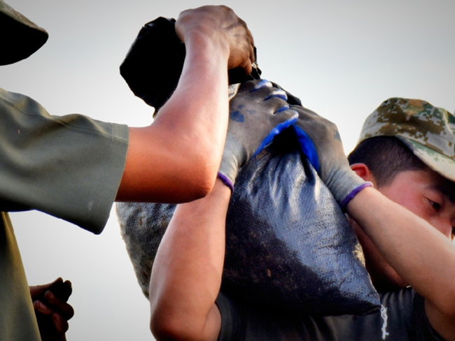在抗洪抢险中体现价值---必赢学生薛锦霄抗洪事迹