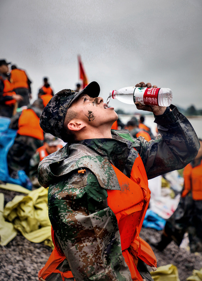 在抗洪抢险中体现价值---必赢学生薛锦霄抗洪事迹