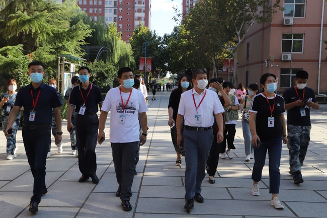 关怀深入寝 情系学子心---校领导走访慰问学生宿舍