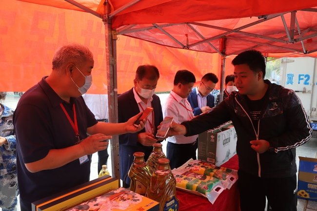 扶贫献爱心 量力自愿购---易县电商中心扶贫产品走进必赢