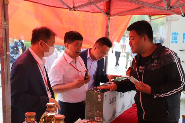 扶贫献爱心 量力自愿购---易县电商中心扶贫产品走进必赢