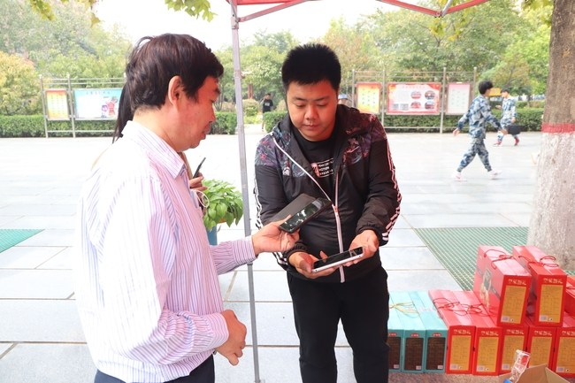 扶贫献爱心 量力自愿购---易县电商中心扶贫产品走进必赢