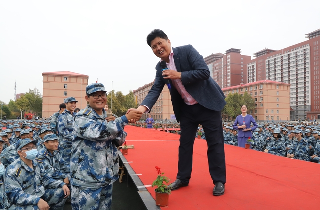 时代磨砺精神 梦想凝聚力量---周虎震董事长为新生作励志讲座