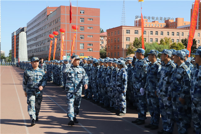 厉兵秣马 扬帆起航必赢举行2020级新生军训结营式暨开学典礼