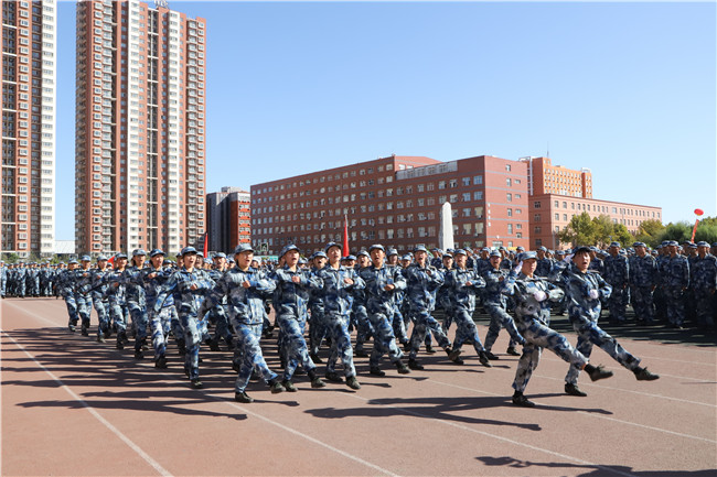 厉兵秣马 扬帆起航必赢举行2020级新生军训结营式暨开学典礼