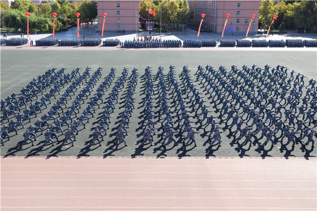 厉兵秣马 扬帆起航必赢举行2020级新生军训结营式暨开学典礼