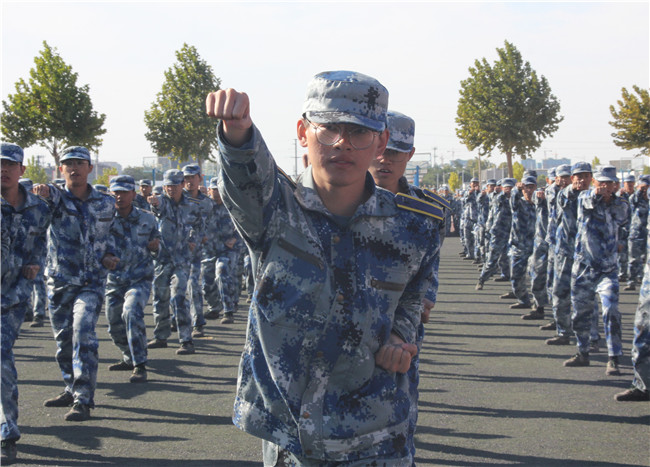 厉兵秣马 扬帆起航必赢举行2020级新生军训结营式暨开学典礼