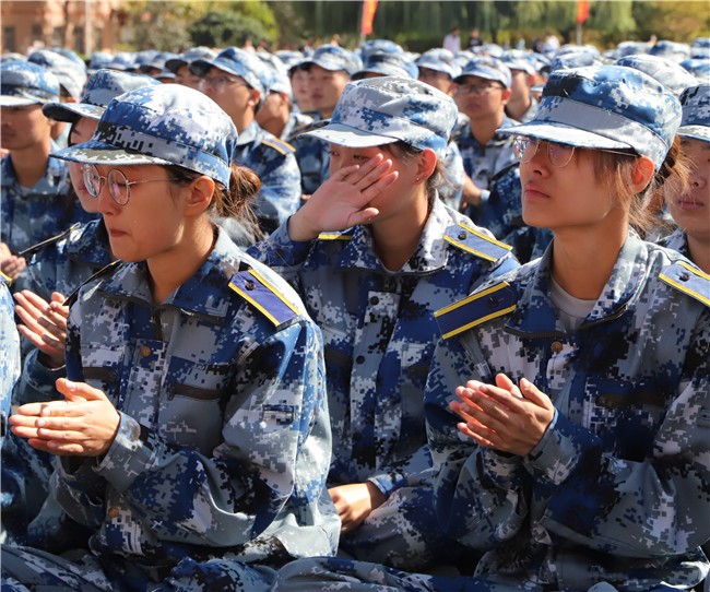 厉兵秣马 扬帆起航必赢举行2020级新生军训结营式暨开学典礼