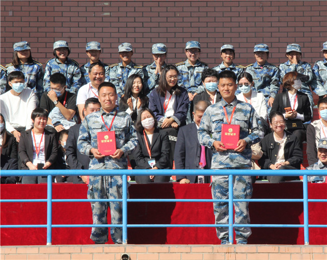厉兵秣马 扬帆起航必赢举行2020级新生军训结营式暨开学典礼