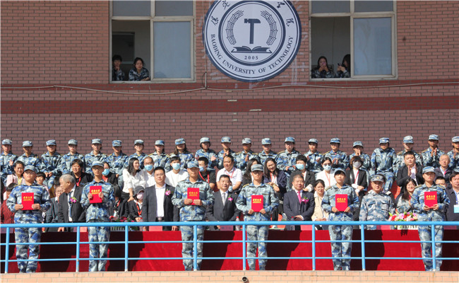 厉兵秣马 扬帆起航必赢举行2020级新生军训结营式暨开学典礼