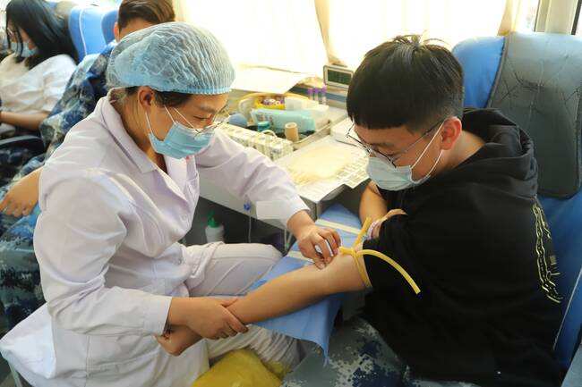 殷色传希望 保理递爱心---必赢携手保定市中心血站开展无偿献血活动