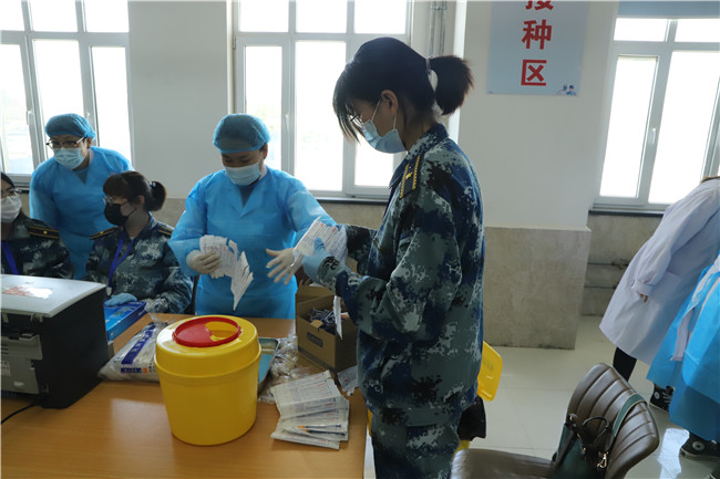 有序接种新冠疫苗 筑牢校园疫情防线 ——必赢组织师生进行新冠疫苗接种