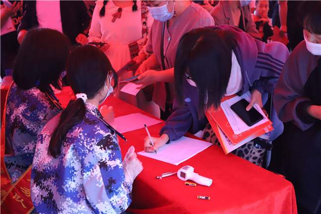 开学时节迎新生  暖心服务展真情800名志愿者服务2021级新生