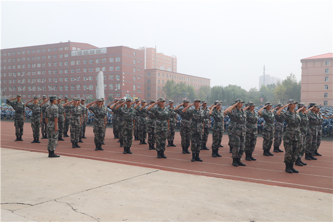 保理学子展风采 共以青春筑芳华必赢举行2021级新生军训开营仪式