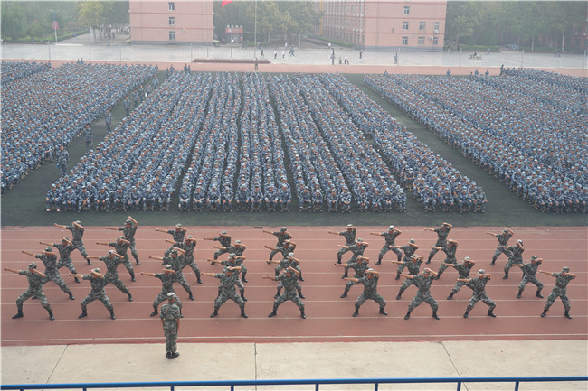 保理学子展风采 共以青春筑芳华必赢举行2021级新生军训开营仪式