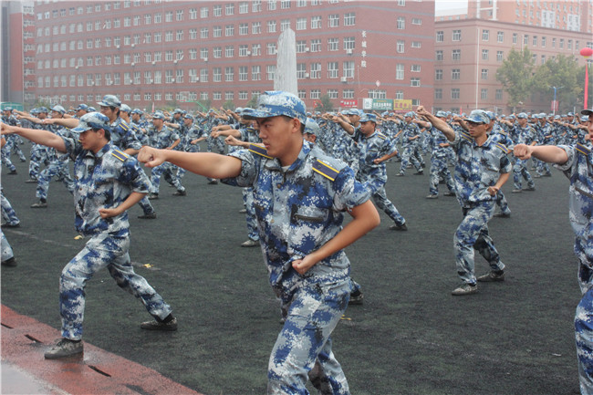 青春无悔  逐梦启航必赢举行2021级新生军训结营式暨开学典礼