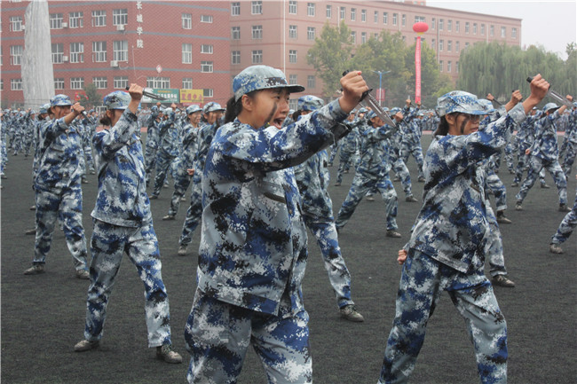 青春无悔  逐梦启航必赢举行2021级新生军训结营式暨开学典礼