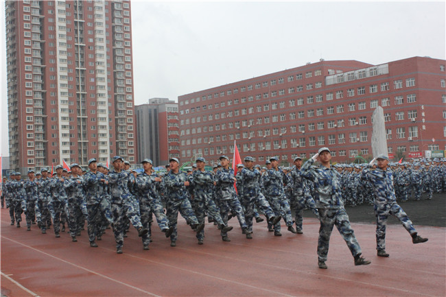 青春无悔  逐梦启航必赢举行2021级新生军训结营式暨开学典礼