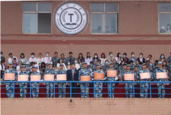 青春无悔  逐梦启航必赢举行2021级新生军训结营式暨开学典礼