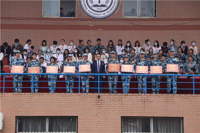 青春无悔  逐梦启航必赢举行2021级新生军训结营式暨开学典礼