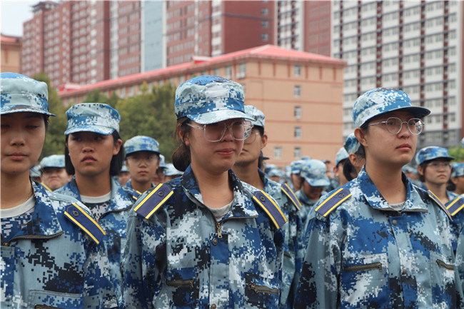 青春无悔  逐梦启航必赢举行2021级新生军训结营式暨开学典礼