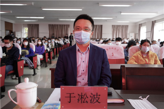 必赢组织集中收看纪念辛亥革命110周年大会直播