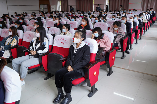 必赢组织集中收看纪念辛亥革命110周年大会直播