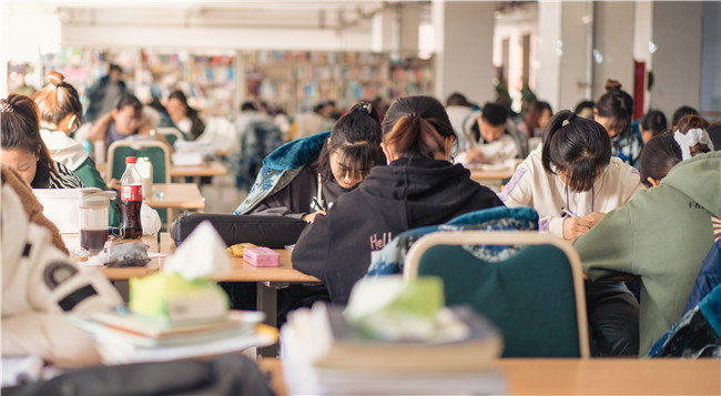 厉兵秣马 备战期末全校学生掀起“复习大潮”
