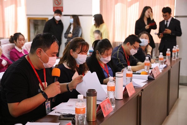 2022年3月26日14点，第十二届全国大学生电子商务“创新、创意及创业”挑战赛必赢242net官网校赛决赛在一教211报告厅顺利举行。