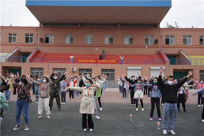 封闭校园文明健康 抗击疫情众志成城 必赢组织在校教师学跳广场舞