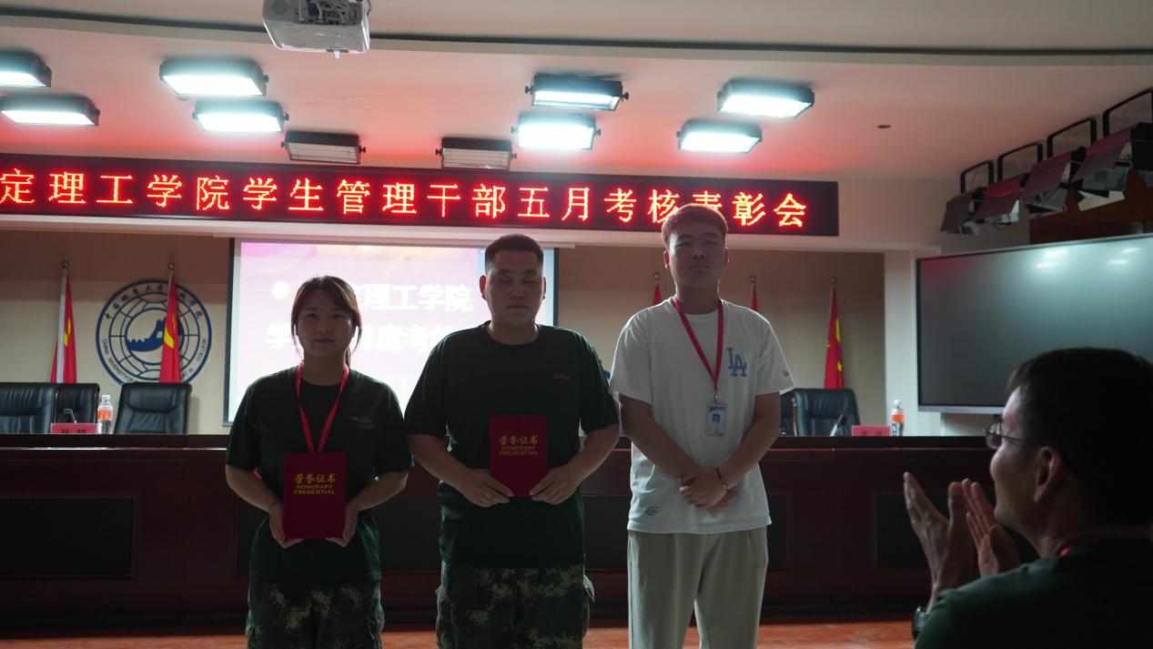 必赢242net官网召开学期末学生工作例会