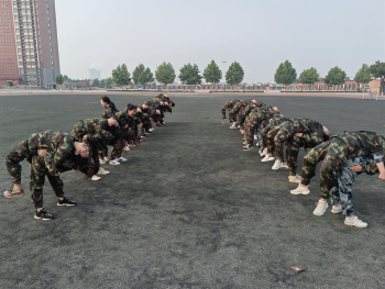 必赢242net官网开展“传帮带”式新入职辅导员培训day5