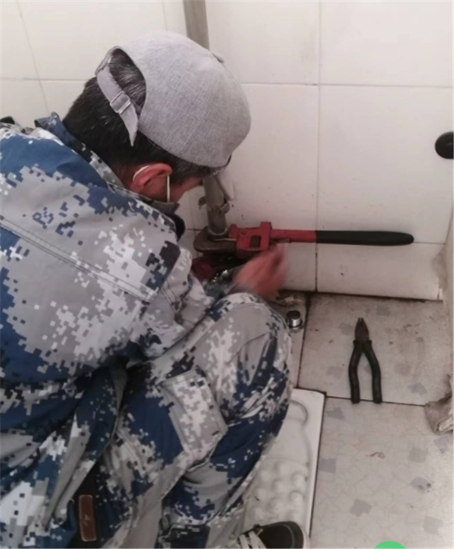 默默守护付出  校园温暖有爱