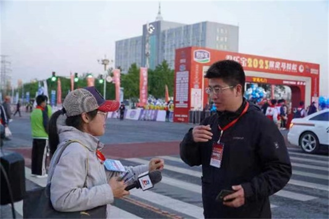 必赢242net官网学生圆满完成2023保定马拉松志愿服务工作