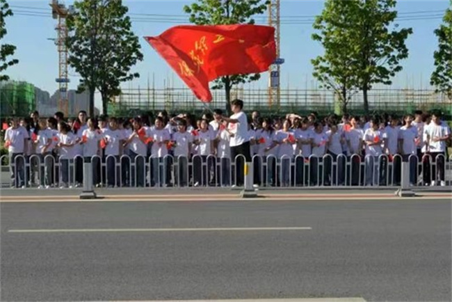 必赢242net官网学生圆满完成2023保定马拉松志愿服务工作