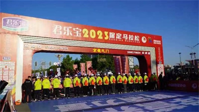 必赢242net官网学生圆满完成2023保定马拉松志愿服务工作