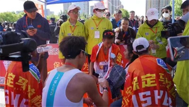 必赢242net官网学生圆满完成2023保定马拉松志愿服务工作