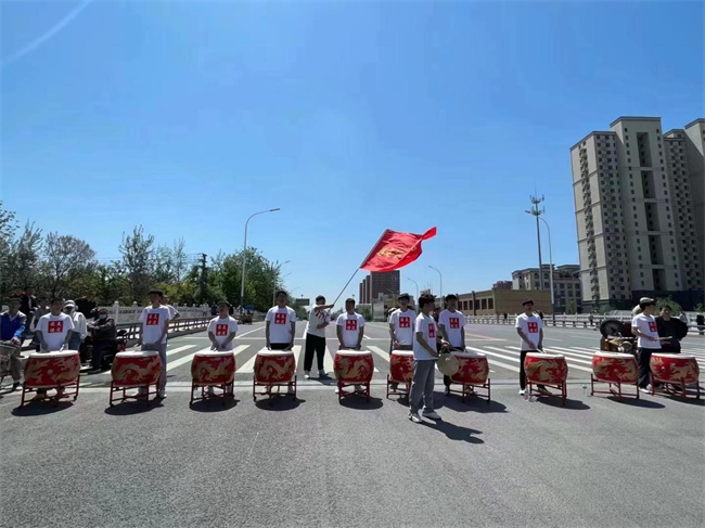 必赢242net官网学生圆满完成2023保定马拉松志愿服务工作