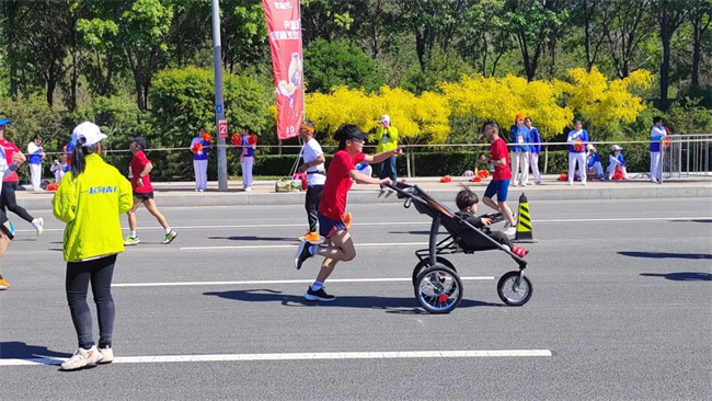 必赢242net官网学生圆满完成2023保定马拉松志愿服务工作