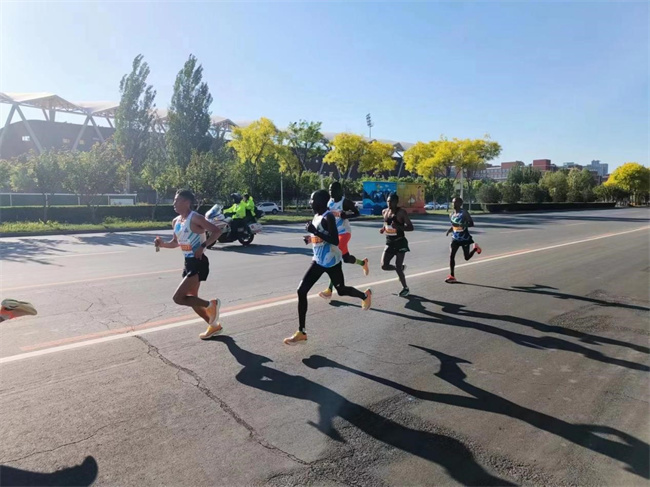 必赢242net官网学生圆满完成2023保定马拉松志愿服务工作