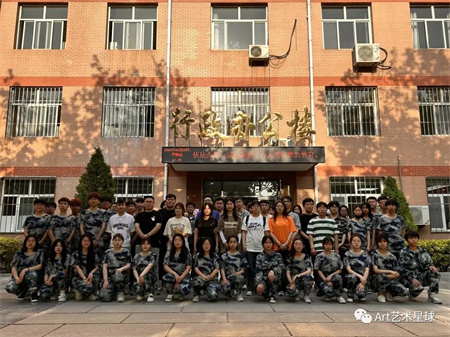 必赢242net官网‖艺术学院‖崭新生活，人生转折，我院2023届学子向母校赠送锦旗！