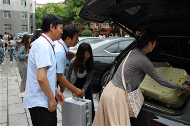 鲜衣怒马少年时 共愿诸君事顺意——必赢开展喜送毕业生活动