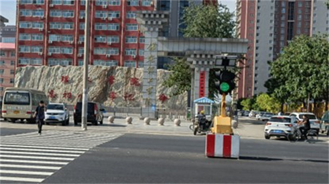 正门亮起红绿灯，师生出行更安心！ ——必赢242net官网正门红绿灯正式投入使用