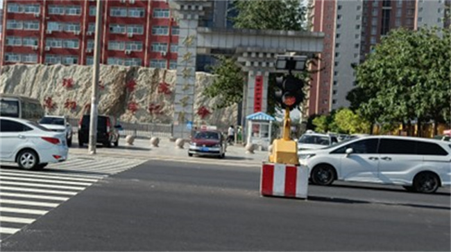 正门亮起红绿灯，师生出行更安心！ ——必赢242net官网正门红绿灯正式投入使用