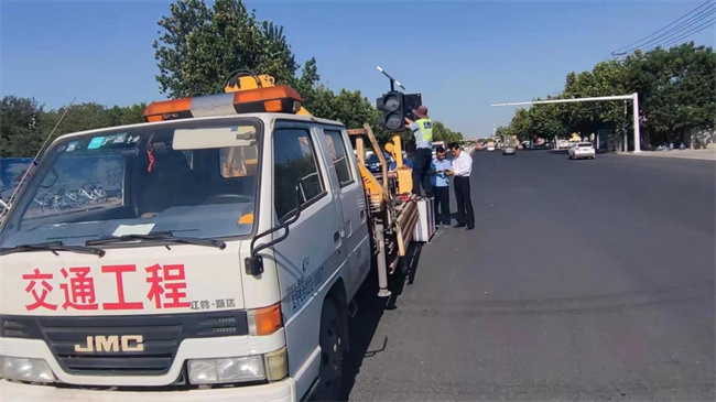 正门亮起红绿灯，师生出行更安心！ ——必赢242net官网正门红绿灯正式投入使用