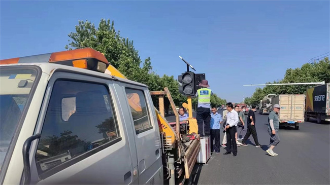 正门亮起红绿灯，师生出行更安心！ ——必赢242net官网正门红绿灯正式投入使用